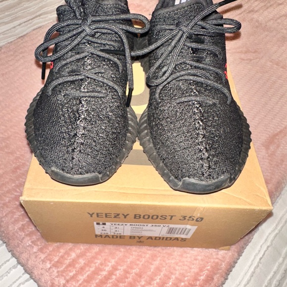 Yeezy 350 Boost v2 ‘Bred’ - Picture 2 of 5